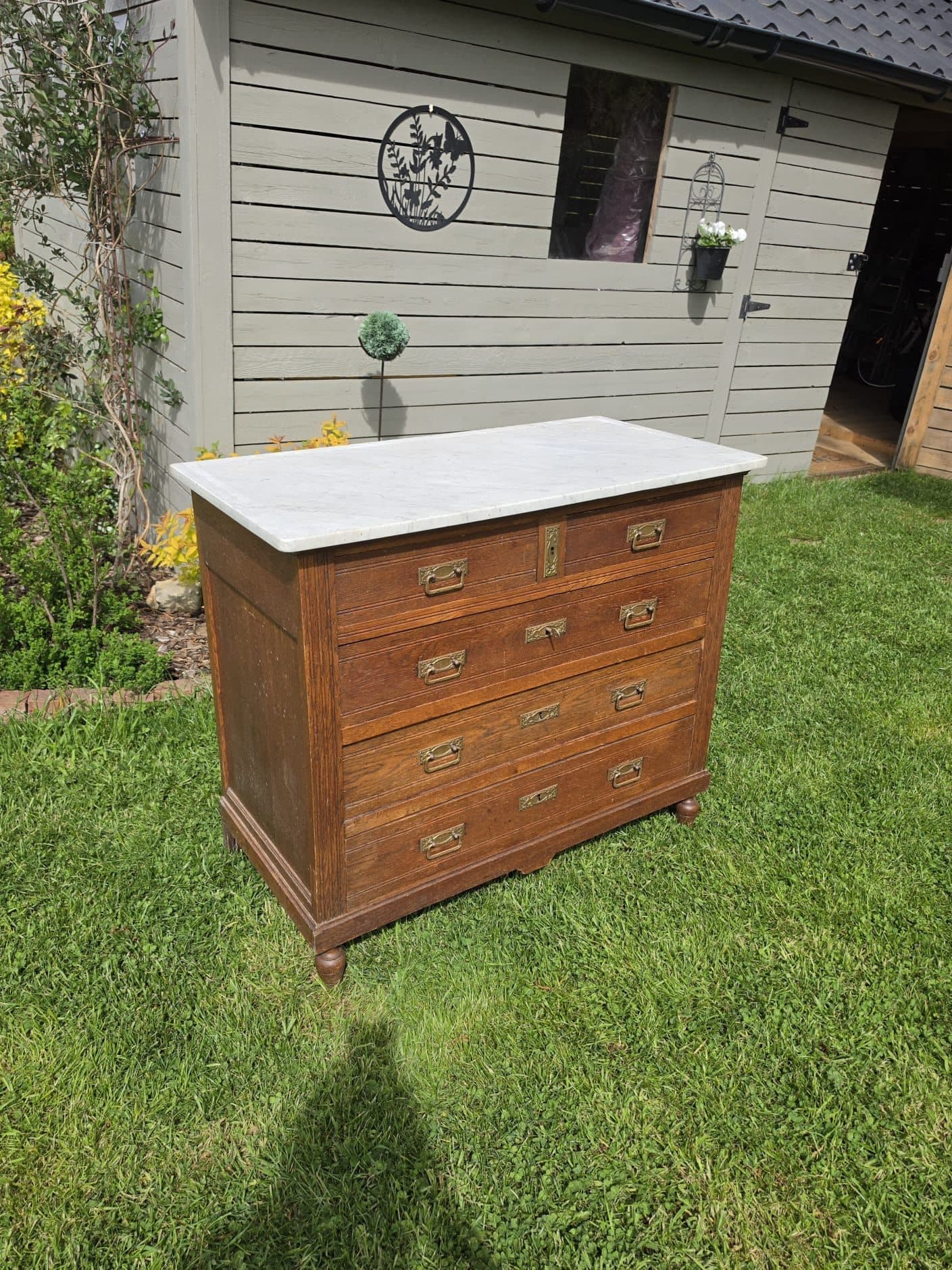 Commode en chêne au plateau de marbre blanc en cours de rénovation devant l'atelier Jour 9